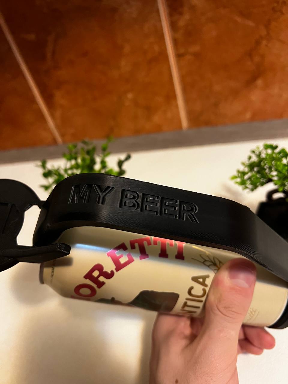 Suport printat 3D pentru Doză de Bere – Printat din ABS, Design Ergonomic