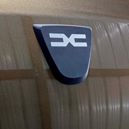 Set de sigle personalizate Dacia: cum să le montezi și unde să le găsești